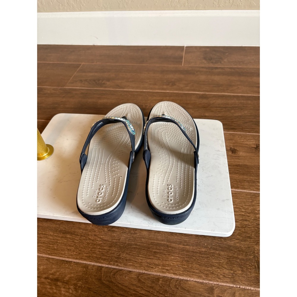 Crocs Sanrah Embellished Wedge Flip Flops Navy Oyster Blue Medallion Size 10 - Picture 2 of 3
